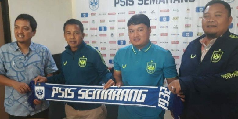 Jafri Sastra (kedua dari kiri), saat diperkenalkan sebagai pelatih baru PSIS Semarang dalam konferensi pers di Mes PSIS, Kamis (23/8/2018).