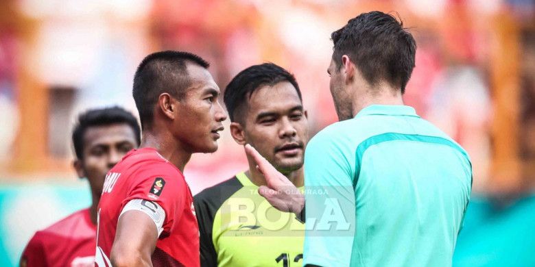 Kapten tim nasional U-23 Indonesia, Hansamu Yama, berdiskusi dengan wasit Shaun Evans dalam pertandingan babak 16 besar sepak bola Asian Games 2018 di Stadion Wibawa Mukti, Jumat (24/8/2018).