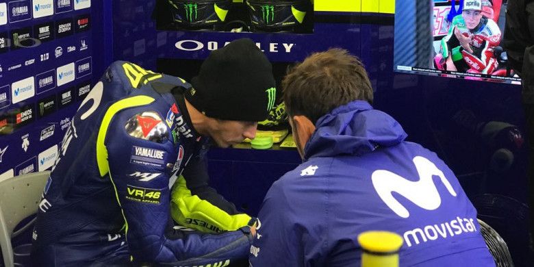 Valentino Rossi menunggu race MotoGP Inggris yang mengalami pengunduran, Minggu (26/8/2018).