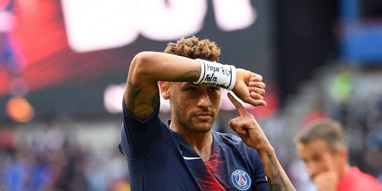 Penyerang Paris Saint-Germain, Neymar, merayakan gol yang dicetak ke gawang Angers dalam laga Liga Prancis di Stadion Parc des Princes, Paris pada 25 Agustus 2018.
