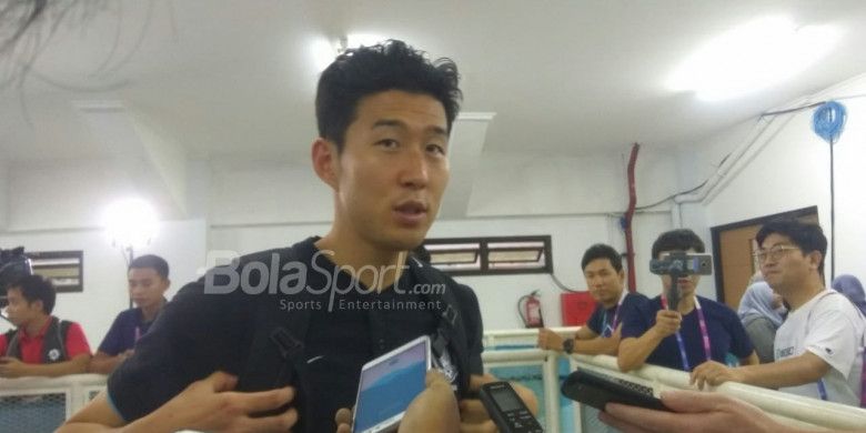Bintang timnas U-23 Korsel, Son Heung-min saat menjawab pertanyaan wartawan di Mixed Zone Stadion Pakansari, Bogor, Rabu (29/8/2018). MUHAMMAD ROBBANI/BOLASPORT.COM
