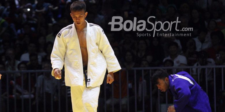 Atlet judo Indonesia, Iksan Apriyadi, saat mengalahkan atlet judo Vietnam, Tan Can Nguyen pada ajang SEA Games, Kuala Lumpur, Malaysia, Sabtu (26/8/2017).
