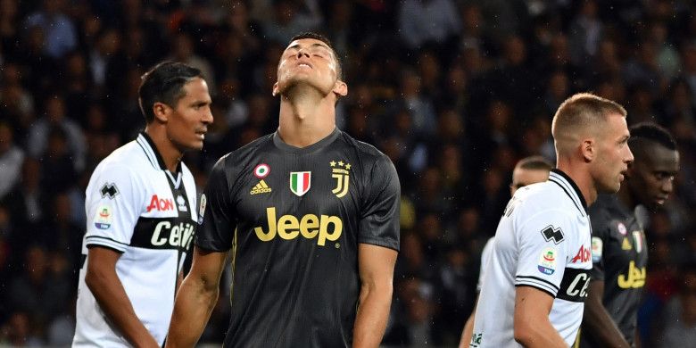 Penyerang Juventus, Cristiano Ronaldo, bereaksi setelah gagal mencetak gol dalam pertandingan Liga Italia melawan Parma, 1 September 2018 di Stadion Ennio Tardini.
