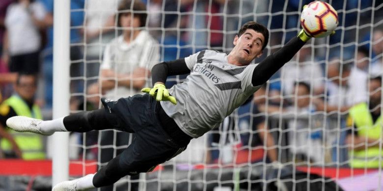 Aksi kiper Real Madrid, Thibaut Courtois, saat menjalani pemanasan menjelang duel Liga Spanyol lawan Leganes di Santiago Bernabeu, Madrid, 1 September 2018.
