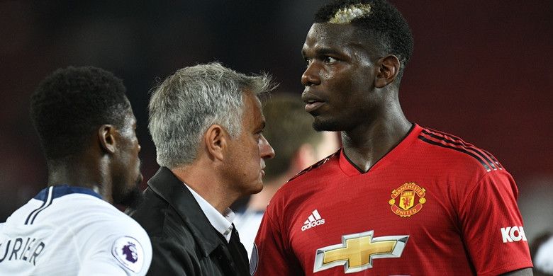 Gelandang Manchester United, Paul Pogba (kanan), bersalaman dengan pelatih Jose Mourinho seusai laga Liga Inggris kontra Tottenham Hotspur di Stadion Old Trafford, Manchester pada 27 Agustus 2018.
