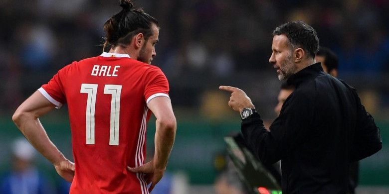 Ryan Giggs (kanan) memberi instruksi kepada Gareth Bale dalam partai timnas Wales lawan Uruguay di Nanning, China, 26 Maret 2018.
