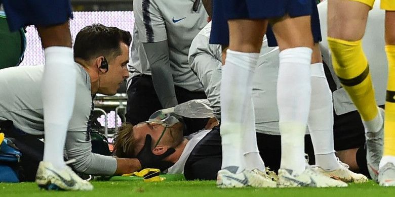 Bek sayap timnas Inggris, Luke Shaw, mendapatkan perawatan dari tim medis setelah mengalami cedera akibat benturan dengan bek timnas Spanyol dalam laga UEFA Nations League di Stadion Wembley, London, Inggris pada 8 September 2018.