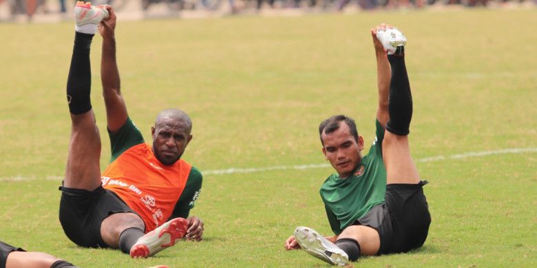 Boaz Solossa dan Riko Simanjuntak saat menjalani latihan timnas Indonesia di Lapangan Babek, Jakarta Utara, Minggu (9/9/2018).