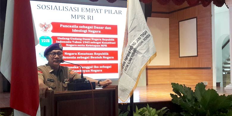 Ketua MPR RI ZUlkifli Hasan menyampaikan materi sosialisasi empat pilar MPR RI pada acara Pelantikan Pengurus DPP IARMI periode 2018-2020 di Wisma Perdamaian, Semarang, Jawa Tengah (15/9/2018). KOMPAS.COM/Iswara Aji Pratama