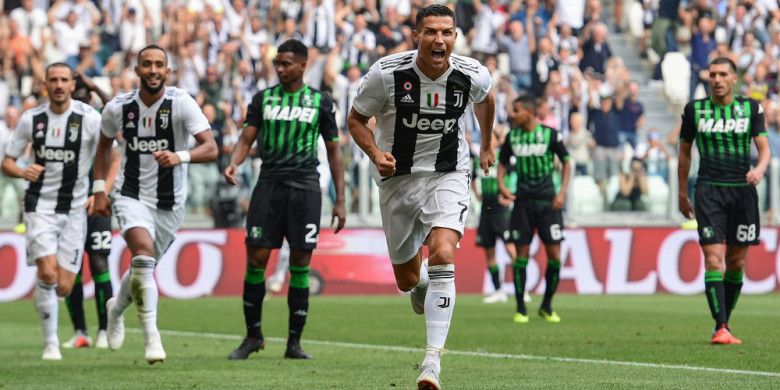 Selebrasi penyerang Juventus, Cristiano Ronaldo (tengah), setelah sukses mencetak gol pertamanya saat menghadapi Sassuolo di laga Liga Italia 2018-2019 di Stadion Allianz, Turin, Italia, pada Minggu 916/9/2018).
