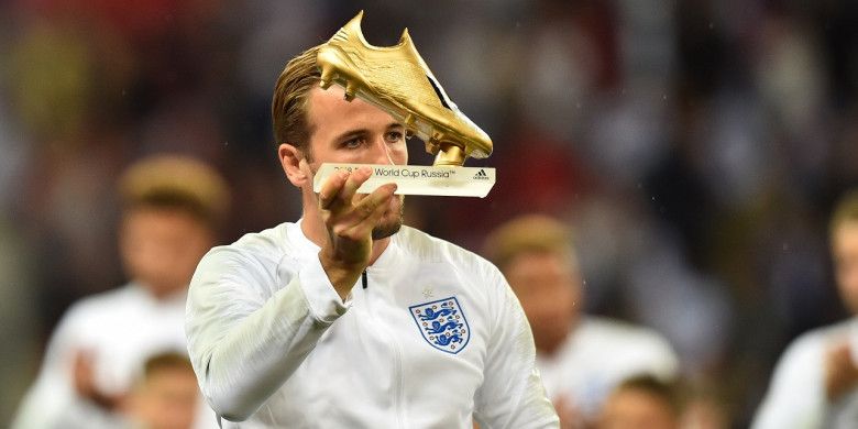 Striker timnas Inggris, Harry Kane, menerima trofi Sepatu Emas sebagai pencetak gol terbanyak Piala Dunia 2018 sebelum laga UEFA Nations League melawan Spanyol, 8 September 2018 di Stadion Wembley, London.
