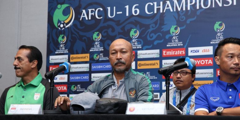 Pelatih timnas U-16 Indonesia, Fakhri Husaini bersama pelatih timnas U-16 Iran, Abbas Chamanian dalam jumpa pers di Kuala Lumpur, Malaysia, Kamis (20/9/2018).
