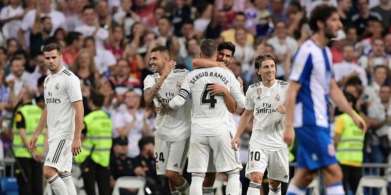 Penyerang Real Madrid, Marco Asensio, merayakan golnya dengan memeluk Sergio Ramos dalam laga Liga Spanyol kontra Espanyol di Stadion Santiago Bernabeu, Madrid, Spanyol pada 22 September 2018.

