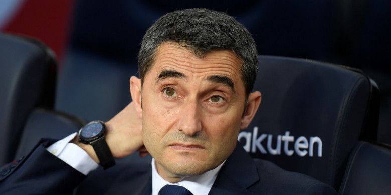 Ekspresi pelatih FC Barcelona, Ernesto Valverde, dalam laga Liga Spanyol kontra Real Madrid di Stadion Camp Nou, Barcelona pada 6 Mei 2018.
