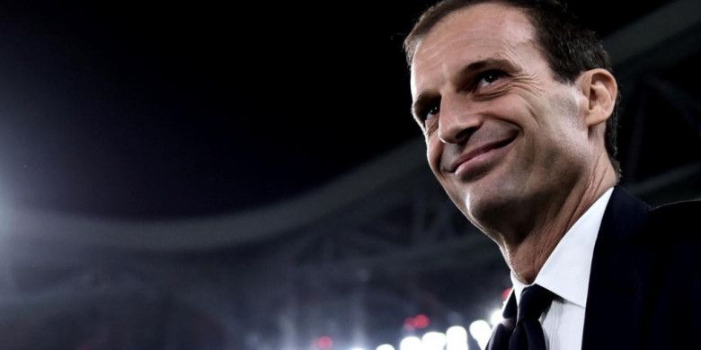 Pelatih Juventus, Massimiliano Allegri, tersenyum dalam partai Liga Italia lawan Bologna di Allianz Stadium Turin, 26 September 2018.
