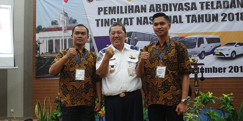 Direktur Pembinaan Keselamatan Perhubungan Darat Kementerian Perhubungan Mohamad Risal Wasal bersama peserta Pemilihan Abdiyasa Teladan Tingkat Nasional 2018 pada 24-28 September 2018 di Sentul, Bogor.