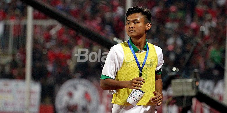 Pemain timnas U-16 Indonesia, Komang Teguh Trisnanda, melakukan pemanasan saat timnas U-16 Indonesia melawan Kamboja pada laga kelima Grup A Piala AFF U-16 di Stadion Gelora Delta Sidoarjo, Jawa Timur, Senin (06/08/2018) malam.