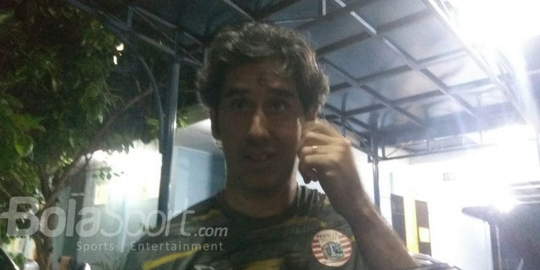 Pelatih Persija Jakarta, Stefano Cugurra, menjawab pertanyaan wartawan seusai memimpin latihan timnya, di Lapangan PSAU, Halim Perdanakusuma, Jakarta Timur, Selasa (2/10/2018).
