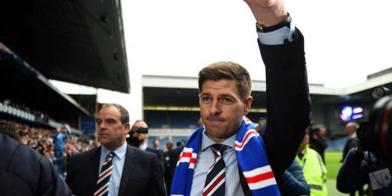 Steven Gerrard disambut ribuan suporter saat diperkenalkan sebagai pelatih Rangers FC di Stadion Ibrox, Glasgow, 4 Mei 2018.
