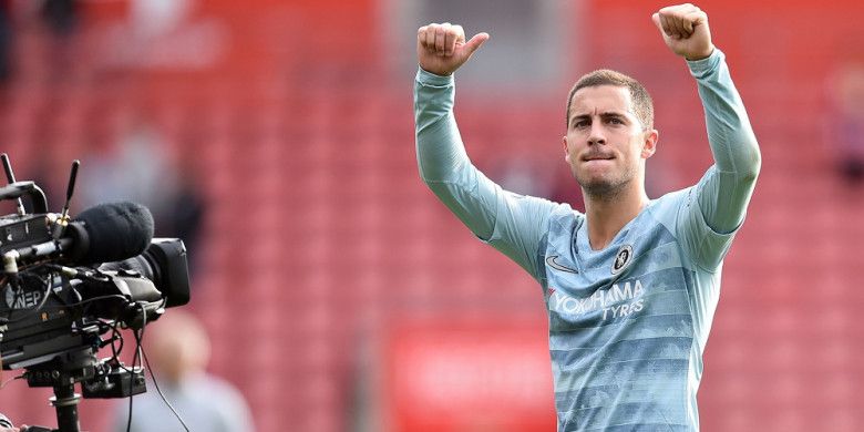 Ekspresi penyerang sayap Chelsea, Eden Hazard, saat memberikan aplaus kepada fan yang datang untuk mendukung timnya tampil menghadapi Southampton dalam laga Liga Inggris 2018-2019 di Stadion Saint Marys, Southampton, Inggris, pada Minggu (7/10/2018).
