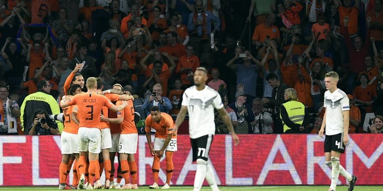 Para pemain Belanda merayakan gol yang dicetak Georginio Wijnaldum ke gawang Jerman dalam laga UEFA Nations League di Stadion Johan Cruijff ArenA, Amsterdam, Belanda pada 13 Oktober 2018.