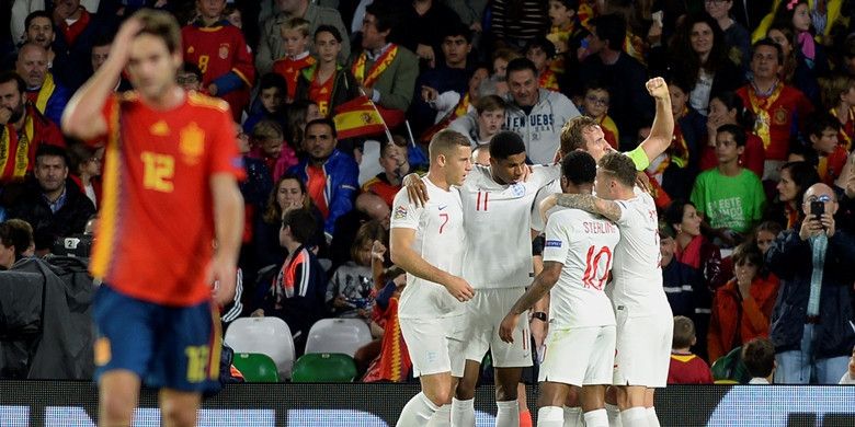 Penyerang Inggris, Marcus Rashford (keempat dari kanan), merayakan gol yang dicetak ke gawang Spanyol dalam laga UEFA Nations League di Stadion Benito Villamarin, Seville, Spanyol pada 15 Oktober 2018.