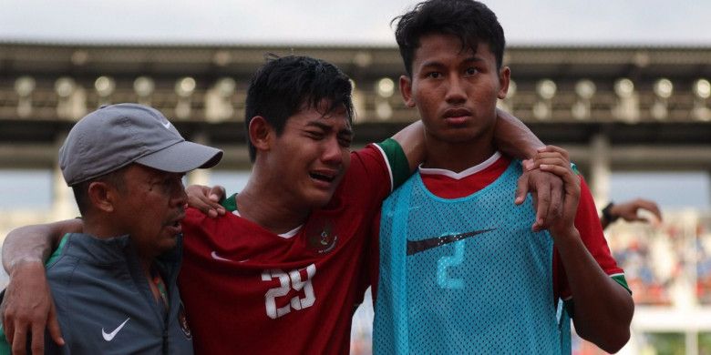 Bek timnas U-19 Indonesia, Firza Andika, meneteskan air mata seusai kekalahan di semifinal Piala AFF U-18 kontra Thailand di Stadion Thuwunna, Yangon, Myanmar, Jumat (15/9/2017).
