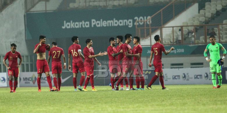 Para pemain timnas Indonesia berkumpul di tengah lapangan usai laga persahabatan internasional kontra Myanmar di Stadion Wibawa Mukti, Cikarang, Selasa (10/10/2018).
