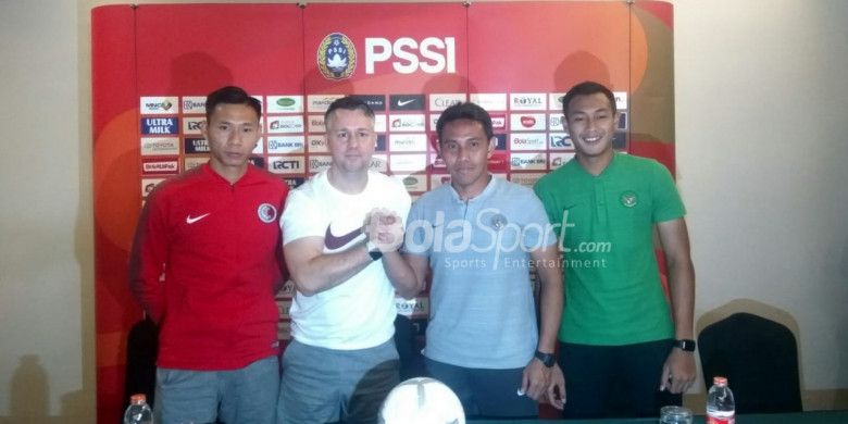 Dari kiri ke kanan: Pemain dan pelatih timnas Hong Kong Yapp Hung Fai serta Gary White dan pelatih dan pemain timnas Indonesia, Bima Sakti serta Hansamu Yama, dalam jumpa pers di Grand Zuri, Cikarang, Senin (15/10/2018).
