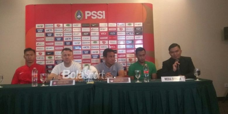 Dari kiri ke kanan: Pemain dan pelatih timnas Hong Kong Yapp Hung Fai serta Gary White dan pelatih dan pemain timnas Indonesia, Bima Sakti serta Hansamu Yama, dalam jumpa pers di Grand Zuri, Cikarang, Senin (15/10/2018).
