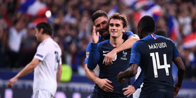 Bersama Blaise Matuidi (kanan) dan Olivier Giroud, (kedua dari kiri), striker timnas Prancis, Antoine Griezmann, merayakan gol yang dicetaknya lewat titik putih ke gawang Jerman saat kedua tim bertemu di UEFA Nations League di Stade de France, Saint-Denis, Prancis pada 16 Oktober 2018.
