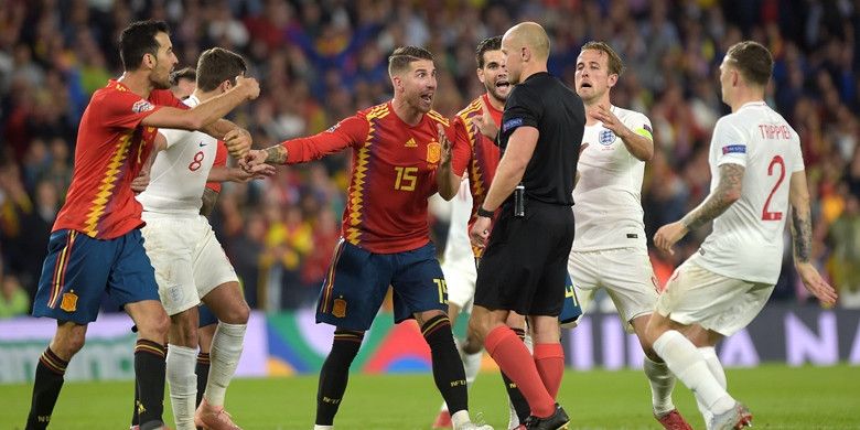 Bek Spanyol, Sergio Ramos (tengah), berdebat dengan wasit asal Polandia, Szymon Marciniak, dalam laga UEFA Nations League melawan Inggris di Stadion Benito Villamarin, Seville, Spanyol pada 15 Oktober 2018.
