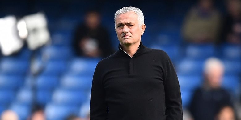 Ekspresi pelatih Manchester United, Jose Mourinho, sebelum dimulainya laga Liga Inggris melawan Chelsea di Stadion Stamford Bridge, London, Inggris pada 20 Oktober 2018.