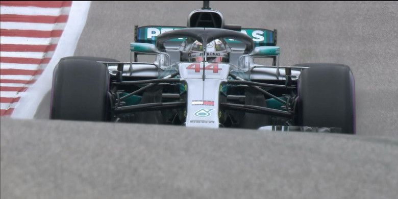Aksi Lewis Hamilton (Mercedes) saat tampil dalam sesi kualifikasi F1 GP Amerika Serikat 2018, Minggu (21/10/2018) pagi WIB.
