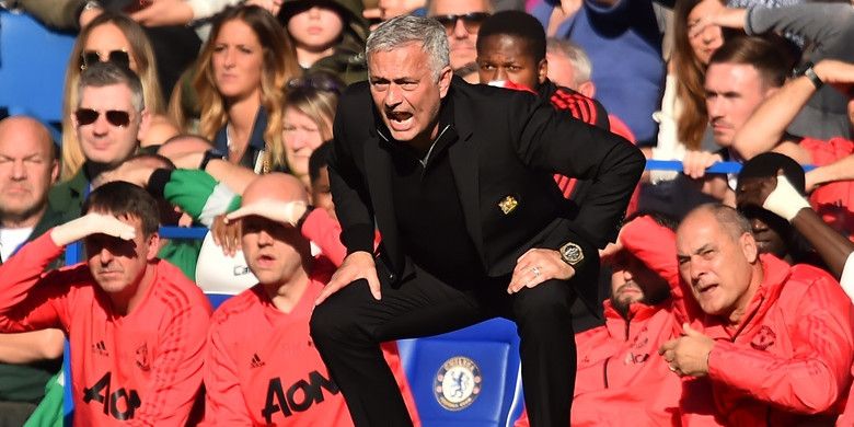 Ekspresi pelatih Manchester United, Jose Mourinho, dalam laga Liga Inggris melawan Chelsea di Stadion Stamford Bridge, London, Inggris pada 20 Oktober 2018.
