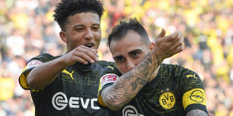 Dua penyerang Borussia Dortmund, Paco Alcacer (depan) dan Jadon Sancho, merayakan gol pada pertandingan Liga Jerman melawan Stuttgart, 20 Oktober 2018.
