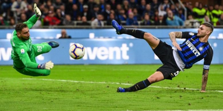 Mauro Icardi (kanan) mencoba menjebol gawang kiper Gianluigi Donnarumma dalam partai Liga Italia antara Inter Milan vs AC Milan di Giuseppe Meazza, 21Oktober 2018.
