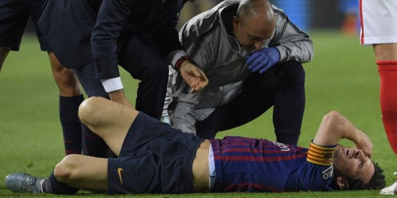 Lionel Messi mengalami cedera saat FC Barcelona menjamu Sevilla dalam partai Liga Spanyol di Camp Nou, Barcelona, 20 Oktober 2018.
