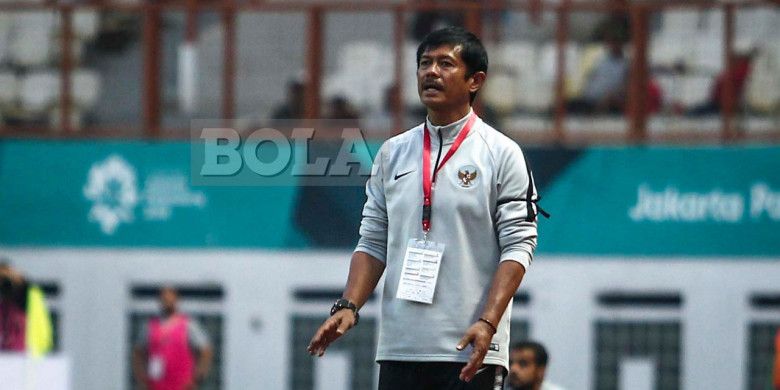 Pelatih timnas u-19 Indonesia, Indra Sjafri, berdiri di sisi lapangan pada laga uji coba kontra Arab Saudi di Stadion Wibawa Mukti, Cikarang, pada Rabu (10/10/2018).

