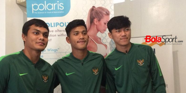 Trio pemain timnas U-19 Indonesia; Rachmat Irianto, Indra Mustafa, dan Feby Eka Putra (dari kiri ke kanan) saat berkunjung ke klinik Polaris di Jakarta Selatan, 25 Oktober 2018.