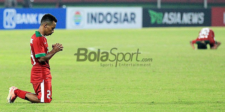 Penyerang timnas U-19 Indonesia, Todd Rivaldo Ferre, merayakan gol dengan berdoa saat melawan Singapura pada laga Grup A Piala AFF U-19 2018 di Stadion Gelora Delta Sidoarjo, Jawa Timur, Selasa (03/07/2018) malam.
