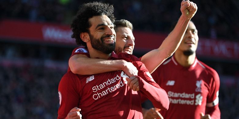 Penyerang Liverpool FC, Mohamed Salah (kiri), merayakan golnya bersama Adam Lallana dalam laga Liga Inggris melawan Cardiff City di Stadion Anfield, Liverpool pada 27 Oktober 2018.
