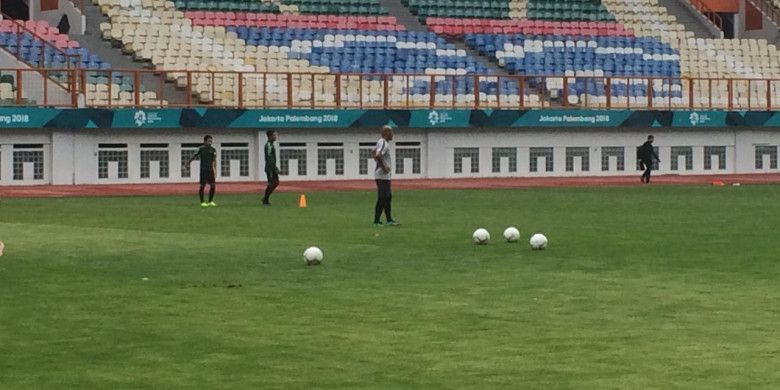 Asisten Pelatih Timnas Indonesia, Edy Syahputra, saat memantau sesi latihan Timnas Indonesia di Stadion Wibawa Mukti, Cikarang, Kabupaten Bekasi, Jawa Barat, Jumat (2/11/2018)
