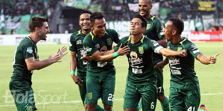 Kapten Persebaya, Misbakhus Solikin (kedua dari kanan), melakukan selebrasi bersama rekan setimnya seusai mencetak gol ke gawang Arema FC, Minggu (6/5/2018) di Gelora Bung Tomo Surabaya pada laga Liga 1 musim 2018.