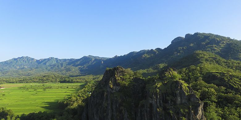 Pemandangan Sisi Selatan Gunung Sepikul Berupa Rangkaian Pegunungan yang Memanjang