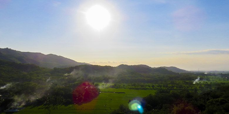 Panorama Khas dari Puncak Gunung Sepikul Berupa Hamparan Sawah bagai Permadani.