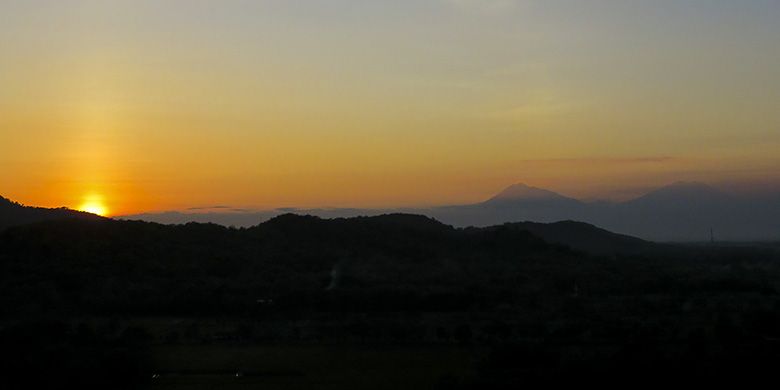 Pesona Sunset di Ufuk Barat, Dilihat dari Puncak Gunung Sepikul
