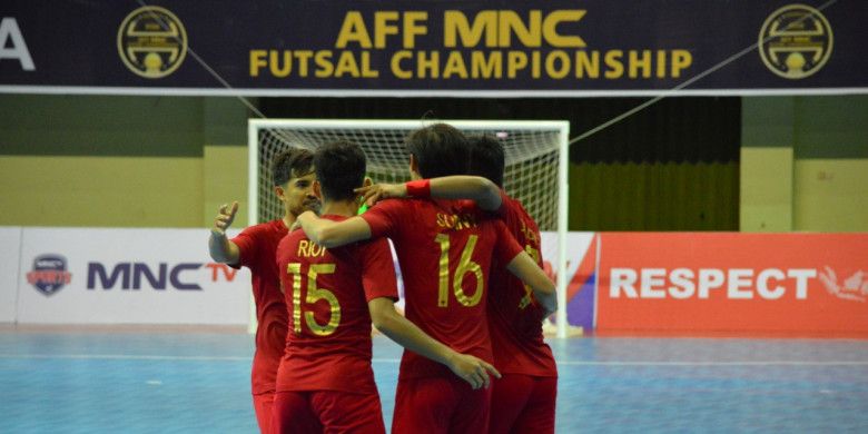 Selebrasi para pemain timnas futsal Indonesia seusai menjebol gawang timnas futsal Kamboja pada partai pamungkas Grup A Piala AFF Futsal 2018 di GOR UNY, 7 November 2018.
