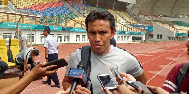 Pelatih timnas Indonesia, Bima Sakti setelah sesi latihan, Senin (5/11/2018).
