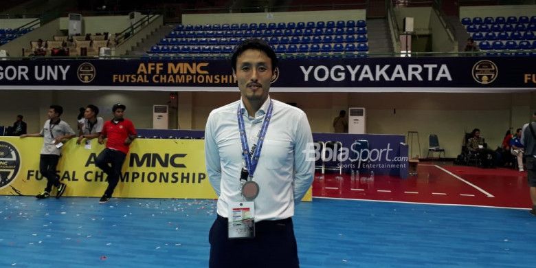 Pelatih timnas futsal Indonesia, Kensuke Takahashi, saat ditemui BolaSport.com seusai upacara penyerahan medali Piala AFF Futsal 2018 di GOR UNY, Yogyakarta, Minggu (11/11/2018).
